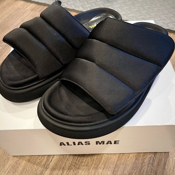 Alias Mae Women’s Clove Black Puffer Quilted Slide Sandals with box - Picture 2 of 12